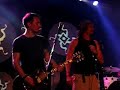 macaco i gossos a la sala bikini