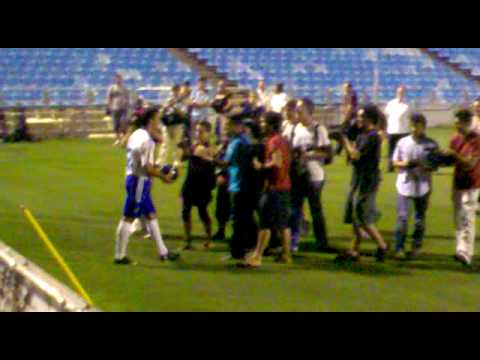 Presentaci&oacute;n de Obradovic en el campo