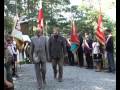 58 Składanie kwiatów pod pomnikiem
