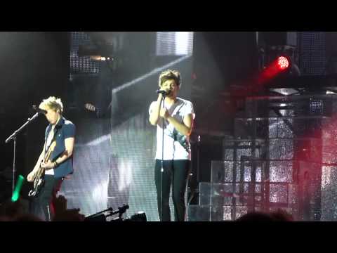 Harry Losing his mic - Rock me 12.05.13 Hamburg