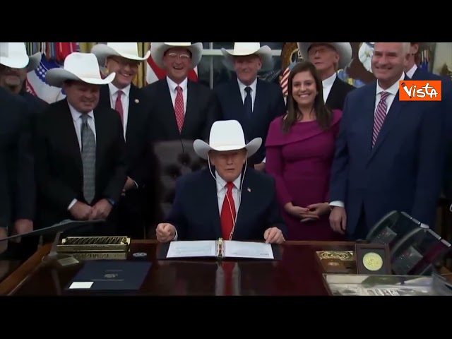 Trump riceve cappello texano da squadra hockey che batté l'Urss alle Olimpiadi invernali del 1980
