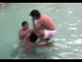 LOS CHOCHES EN LA PISCI LOS CHOCHES EN LA PISCI