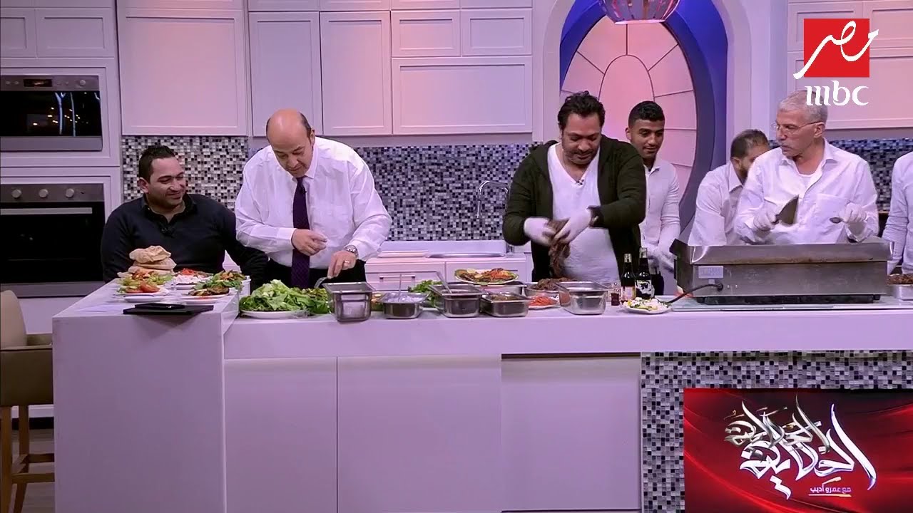 السجق بالبقدونس فظيع.. عمرو أديب يتذوق أول ساندوتشات "استبينا" في الحكاية
