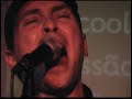 Alcoolémia ... e o regresso aos palcos nacionaisDepois de muitos anos à sombra, os Alcoolémia rompem o panorama da música nacional em grande estilo. O novo álbum, «Alcoolémia», classificado por muitos como o melhor trabalho realizado até hoje, já esgotou em alguns pontos de venda e promete continuar a conquistar fãs.Em fase promocional do novo álbum, os Alcoolémia não se fizeram estranhos ao palco e arrancaram na Fnac de Almada, no passado dia 19 de Janeiro, mais uma excelente prestação. Pouco passava das 21h30, quando os primeiros acordes da noite soaram no Fnac Café, espaço que se mostrou pequeno para o número de fãs e curiosos. Entre pequenos e graúdos, poucos foram aqueles que não puxaram pela banda da Margem Sul (Amora), que em noite inspirada provou que está pronta para enfrentar as luzes da ribalta. Jorge Miranda, vocalista da banda, diz que a promoção do álbum está a correr pelo melhor: «Fixe! O feedback tem sido impecável e a promoção está a correr bem e dentro da estratégia delineada», disse. O Show Case contou com a apresentação de seis temas originais, aos quais não faltaram «Há quanto tempo ando aqui», «Queria Roubar-te um beijo», «Fico à espera ... (quero ver o fim), «São Sempre os mesmos», «Música Nacional (vamos tirá-la da sombra)» e «Areia de pedras Salgadas». Afinados no timbre da boa disposição, o público não se fez rogado nas palmas e nos gritos de incentivo à banda, que volta assim a reconquistar terreno nos meandros da música portuguesa: «Nenhuma banda pára assim tanto tempo. Em alguns aspectos é óbvio que saímos um pouco prejudicados. A única coisa benéfica é o facto de podermos ressurgir, isto porque há pessoas que não nos conhecem, nomeadamente o público jovem», explica Jorge Miranda, questionado sobre a longa paragem a que o grupo esteve sujeito. E não fossem as regras acordadas previamente com a Fnac Almada, provavelmente a noite teria acabado mais tarde. Apesar disso e a pedido do público, os Alcoolémia despediram-se em grande com o cover «Chiclete», dos Táxi, um dos temas integrantes do novo álbum. Para o fim ficou reservado o tema «Não sei se mereço», que pela nostalgia fez recordar outros tempos. Sobre o futuro, Jorge Miranda diz que os Alcoolémia estão de volta e prontos para a luta, embora cautelosos: «Este trabalho tem tudo para vingar. Diria que é um trabalho que pode vir a servir de trampolim para os próximos trabalhos e carreira da banda. Estamos melhor que nunca, temos uma equipa fantástica e temos pessoas boas a trabalhar connosco! Não deixámos de ser uma banda de rock, que canta em bom português e que pode criar coisas boas na música». Terminado o Show Case, nem tempo houve para arrumar guitarras. A sessão de autógrafos foi imediata e deveras concorrida, a julgar pelas largas dezenas de pessoas que não ficaram indiferentes à banda. Bruno MartinsEditado por Blitz