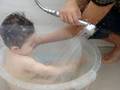 lucas no banho