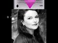 lorraine hunt in ich habe genug, bwv 82
muziekgebouw amsterdam, juni 2005
second part
bwv 82    ich habe genug
1. aria b
oboe, violino i/ii, viola, continuo   ich habe genug,
ich habe den heiland, das hoffen der frommen,
auf meine begierigen arme genommen;
ich habe genug!
       ich hab ihn erblickt,
       mein glaube hat jesum ans herze gedr�ckt;
       nun w�nsch ich, noch heute mit freuden
       von hinnen zu scheiden.
2. recitativo b
continuo   ich habe genug.
mein trost ist nur allein,
dass jesus mein und ich sein eigen m�chte sein.
im glauben halt ich ihn,
da seh ich auch mit simeon
die freude jenes lebens schon.
la�t uns mit diesem manne ziehn!
ach! m�chte mich von meines leibes ketten
der herr erretten;
ach! w�re doch mein abschied hier,
mit freuden sagt ich, welt, zu dir:
ich habe genug.
3. aria b
violino i/ii, viola, continuo   schlummert ein, ihr matten augen,
fallet sanft und selig zu!
       welt, ich bleibe nicht mehr hier,
       hab ich doch kein teil an dir,
       das der seele k�nnte taugen.
       hier muss ich das elend bauen,
       aber dort, dort werd ich schauen
       s��en friede, stille ruh.
4. recitativo b
organo   mein gott! wann k�mmt das sch�ne: nun!
da ich im friede fahren werde
und in dem sande k�hler erde
und dort bei dir im scho�e ruhn?
der abschied ist gemacht,
welt, gute nacht!
5. aria b
oboe, violino i/ii, viola, continuo   ich freue mich auf meinen tod,
ach, h�tt er sich schon eingefunden.
       da entkomm ich aller not,
       die mich noch auf der welt gebunden.