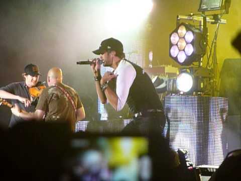 Aldean and Willie from Duck Dynasty prank Luke Bryan!!! Ladies will love this.....Me not so much!