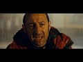 bande-annonce qu�b�coise
au cin�ma d�es le 25 juillet
premi�re le 12 juillet dans le cadre du festival juste pour rire

synopsis
philippe abrams est directeur de la poste de salon-de-provence. il est mari�
� julie, dont le caract�re d�pressif lui rend la vie impossible. pour lui faire
plaisir, philippe fraude afi n d'obtenir une mutation sur la c�te d'azur. mais
il est d�masqu� : il sera mut� � bergues, petite ville du nord.
pour les abrams, sudistes pleins de pr�jug�s, le nord c'est l'horreur, une r�gion
glac�e, peupl�e d'�tres rustres, �ructant un langage incompr�hensible,
le � cheutimi �. philippe ira seul. a sa grande surprise, il d�couvre un endroit
charmant, une �quipe chaleureuse, des gens accueillants, et se fait un
ami : antoine, le facteur et le carillonneur du village, � la m�re possessive
et aux amours contrari�es. quand philippe revient � salon, julie refuse de
croire qu'il se plait dans le nord. elle pense m�me qu'il lui ment pour la
m�nager. pour la satisfaire et se simplifi er la vie, philippe lui fait croire qu'en
effet, il vit un enfer � bergues.
d�s lors, sa vie s'enfonce dans un mensonge confortable : quinze jours
durant, il s'�clate dans le nord en compagnie d'antoine, et un week-end sur
deux, il se fait choyer par sa femme qui surmonte peu � peu sa d�pression.
tout va bien, jusqu'au jour o� julie d�cide de rejoindre philippe � bergues
pour mieux l'aider � traverser ce qu'elle croit �tre une �preuve.
philippe est oblig� d'avouer � antoine et son �quipe qu'il les a d�crits
comme des barbares � son �pouse. il les supplie de se comporter comme
tels pour couvrir son mensonge et effrayer julie
afi n qu'elle reparte tr�s vite. de mauvaise
gr�ce, les employ�s de philippe se pr�tent
� la mascarade et font passer � julie le
pire s�jour de sa vie.
mais julie d�couvre la supercherie...
