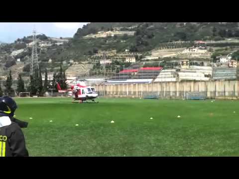 Elisoccorso in decollo dallo "Sclavi" di Arma di Taggia
