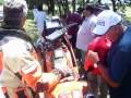 Alberto dandole nafta a uno de los motociclistas del Dakar Alberto dandole nafta a uno de los motociclistas del Dakar