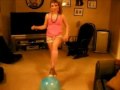 Se cae haciendo aerobic con pelota