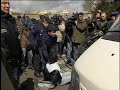 a paris, le passage de la flamme tourne au fiasco  

encadr� par un dispositif tr�s impressionnant de forces de l'ordre, le parcours parisien de la flamme olympique, arriv�e � destination vers 17h15, a �t� �maill� d'incidents lundi. malgr� une pr�sence polici�re record, le symbole olympique a eu bien du mal � se frayer un passage dans la capitale et a �t� r�guli�rement plac� dans un bus s�curis� pour le prot�ger de nombreux incidents entre policiers et militants pro-tib�tains. le relais de la flamme a �t� interrompu avant son terme sur demande des autorit�s chinoises.

des le d�but de parcours, � 12h35 � la tour eiffel, sylvain garel, pr�sident des �lus verts au conseil de paris, a tent� au cri de 
