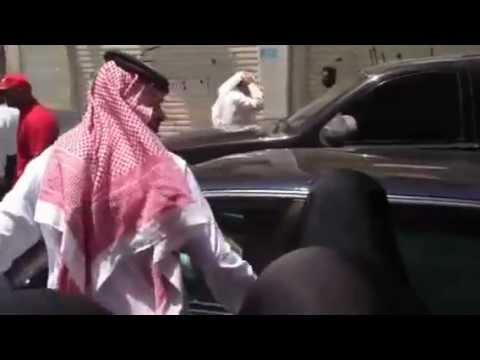 «خارجون» يعترضون ولي عهد البحرين في عزاء بقرية «السنابس»