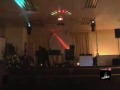 dj charada e equipe em montagem de som e iluminação