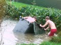 http://bouzeland.free.fr/
elvis, jambon, chris, steve o et johnny vont se baigner dans notre piscine municipale, populaire dans toutte la bretagne pour les vertues de sa vase et de ses algues. nous avons eu droit aux merveilleuses conditions m�t�orologiques que nous offre la bretagne, cad. : un temp de merde.
un centre de cure va bient�t ouvrir sous la direction des jackouilles.