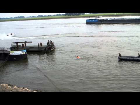 emmerich - Harro, hau rhein! Die Ankunft in Emmerich. Als letztes Fahrzeug hat er sich mit dem amphibischen Brückenfahrzeug M3 der Pioniere aus Minden noch mal ein ganz...