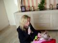 videos de Franny zingt Love is all around voor haar kleindochter Avery