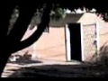 loca tumbando una puerta con un pico