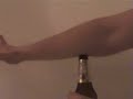 http://www.spotn.de Das Video Ratgeber PortalEs wird gezeigt wie man eine Bierflasche mit dem Arm aufdeht. Es ist eine Videoanleitung von dem Videoratgeberportal www.spotn.de