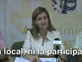 EL ALCALDE DEL PP APRUEBA EL MAYOR ATENTADO CONTRA LA DEMOCRACIA LOCAL Y LOS DERECHOS  DE LOS CONCEJALES DE LA OPOSICION Torrejón de Ardoz, 10 de julio de 2.008  Hasta la mañana de ayer, el PP ha mantenido escondida una moción que supone un escándalo y un atentado contra los derechos de los concejales de la oposición, en su labor de defensa y representación de los vecinos.  Hay que recordar que PSOE e IU representan a más de 22.000 vecinos, más que el PP, y que callando a sus representantes políticos se les acalla también a ellos.  Sin consenso, sin reunión de comisión informativa, ni Junta de Portavoces, con nocturnidad y alevosía, han llevado a cabo una modificación del Reglamento Orgánico y del Reglamento de Participación ciudadana, que supone una limitación y vulneración de los derechos de participación política de los concejales/as. Nunca en los 29 años de democracia local se había producido una situación de estas características.  Un año después, el verdadero PP empieza a ponerse de manifiesto, reaccionario, antidemocrático, que no valora ni la democracia local, ni la participación política y vecinal. El Alcalde, Pedro Rollán será recordado en el futuro no sólo  por arruinar esta ciudad, sino también  por llevar a cabo la mayor actuación antidemocrática contra  concejales legítimamente elegido para desarrollar su tarea pública.  Además al Partido Popular se le llenó la boca diciendo que iba a devolver la palabra al pueblo, pero nada más lejos de la realidad, primero porque la celebración de los plenos a las 9,00 h impide su asistencia a los mismos.  Pero además han aprobado una modificación por la cual, si un vecino o una entidad quiere intervenir en el pleno, deben solicitarlo por escrito el día anterior, exponiendo por escrito el ruego o pregunta. Además sólo otorgará cuatro ruegos y preguntas,  ¿y si son 15 o 20 los vecinos que quieren plantear una cuestión individual?  ¿Quién habla y quien no? Tras modificar el horario de los plenos de las 18,00 h. de la tarde a las 9,00 h de la mañana, y recortar de 13 a 4 minutos  el tiempo de intervención de los grupos, el PP vuelve a dar una vuelta de tuerca para amordazar a la oposición:limita el número de mociones a un máximo de cuatro por cada grupo. se limita el tiempo de intervención para el control de los decretos a un máximo de 3 minutos para cada grupo. Se limita a cuatro el número de ruegos y de preguntas que puede formular la oposición. las mociones sólo pueden referirse a asuntos de competencia del Ayuntamiento, con lo cual no podrá por ejemplo formularse una moción condenando un atentado terrorista o una muerte por violencia de género. No permiten reiterar mociones ya aprobadas, aún cuando lo aprobado esté sin ejecutar. No se pueden instalar pancartas o cualquier otro elemento análogo en los edificios municipales bajo sanción de 1.000 € / día.       Esta tabla comparativa refleja la situación anterior, y la modificación aprobada por el Partido Popular: SITUACIÓN ANTERIORMODIFICACIÓN DEL PP HORA CELEBRACIÓN PLENO 18:00 HORAS TARDE 9:00 HORA MAÑANA TEMAS A ABORDAR EN LAS MOCIONES CUALQUIERA SOLO ASUNTOS COMPETENCIA MUNICIPAL PRESENTACIÓN DE MOCIONES NÚMERO ILIMITADO MÁXIMO CUATRO TIEMPO DE CONTROL DE DECRETOS ILIMITADO 3 MINUTOS POR GRUPO NÚMERO DE RUEGOS Y PREGUNTAS AL EQUIPO DE GOBIERNO ILIMITADO 4 RUEGOS4 PREGUNTASPOR GRUPO TIEMPO TURNO INTERVENCIÓN 13 MINUTOS 4 MINUTOS TIEMPO DE RUEGOS Y PREGUNTAS ILIMITADO3 MINUTOS POR GRUPO El grupo Socialista solicita al Alcalde que reconsidere esta gravísima actuación que le deja en evidencia no sólo en nuestra ciudad, sino entre el conjunto de los Alcaldes de la región, por su actitud despótica y antidemocrática.   Para ampliar esta información puedes llamar al 91 678 95 30.
