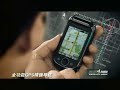MOTO明 A1800 電視廣告MOTOMING A1800 TV CommercialCDMA/GSM，雙網雙待從容生活；獨立觸屏GPS，領航人生行者無疆；智慧手寫草書識別，大觸屏PDA揮灑自如；來電及短信防火牆，自主接收盡在掌握；300萬像素自動對焦，可擴充記憶體海納百川；全功能商務支援，塑造商界領袖風範。
