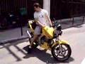 Leo de moto em nikiti
