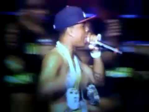 GETHOOKEDBLOG.Blogspot.COM: Plies Throws 50 Stacks Into The Crowd