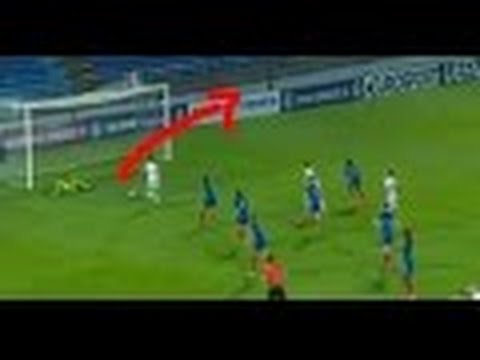 ¡Imposible de creer!: Se encuentra sola frente al arco y falla el gol de la manera más increíble