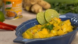 Corte o peito de frango em cubos e tempere com o suco de um pedaço de raiz de gengibre ralada e o Knorr Granulado de Galinha.