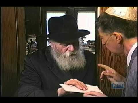 Lubavitcher Rebbe taking Kvitlach Erev Rosh Hashana 5749
