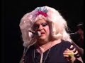 il vicesindaco di treviso gentilini vuole epurare i gay? dal palco del citroen mardi gras di torre del lago, platinette gli risponde a suo modo con una canzoncina...