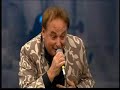 rabaue - ich liebe das leben 2008

nein sorg dich nicht um mich
du wei�t ich liebe das leben
und weine ich manchmal auch um dich
das geht vor�ber sicherlich.

was kann mir schon geschehn? 
glaub mir ich liebe das leben. 
das karussell wird sich weiterdrehn
auch wenn wir auseinandergehn.

mag sein da� man sich selber oft 
viel zu wichtig nimmt.
verzweifelt auf ein feuer hofft
wo es nur noch glimmt.
wenn so was auch sehr weh tun kann
man stirbt nicht gleich daran.

nein sorg dich nicht um mich
du wei�t ich liebe das leben
und weine ich manchmal auch um dich
das geht vor�ber sicherlich.

vielleicht gef�llts mir wieder frei zu sein
vielleicht verlieb ich mich aufs neu
man wird ja sehn die welt ist sch�n
wies kommt ist einerlei. 

la la la . . .

was kann mir schon geschehn? 
glaub mir ich liebe das leben. 
das karussell wird sich weiterdrehn
auch wenn wir auseinandergehn
auch wenn wir auseinandergehn.
