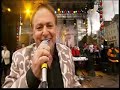 rabaue - ich liebe das leben 2008

nein sorg dich nicht um mich
du wei�t ich liebe das leben
und weine ich manchmal auch um dich
das geht vor�ber sicherlich.

was kann mir schon geschehn? 
glaub mir ich liebe das leben. 
das karussell wird sich weiterdrehn
auch wenn wir auseinandergehn.

mag sein da� man sich selber oft 
viel zu wichtig nimmt.
verzweifelt auf ein feuer hofft
wo es nur noch glimmt.
wenn so was auch sehr weh tun kann
man stirbt nicht gleich daran.

nein sorg dich nicht um mich
du wei�t ich liebe das leben
und weine ich manchmal auch um dich
das geht vor�ber sicherlich.

vielleicht gef�llts mir wieder frei zu sein
vielleicht verlieb ich mich aufs neu
man wird ja sehn die welt ist sch�n
wies kommt ist einerlei. 

la la la . . .

was kann mir schon geschehn? 
glaub mir ich liebe das leben. 
das karussell wird sich weiterdrehn
auch wenn wir auseinandergehn
auch wenn wir auseinandergehn.
