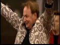rabaue - ich liebe das leben 2008

nein sorg dich nicht um mich
du wei�t ich liebe das leben
und weine ich manchmal auch um dich
das geht vor�ber sicherlich.

was kann mir schon geschehn? 
glaub mir ich liebe das leben. 
das karussell wird sich weiterdrehn
auch wenn wir auseinandergehn.

mag sein da� man sich selber oft 
viel zu wichtig nimmt.
verzweifelt auf ein feuer hofft
wo es nur noch glimmt.
wenn so was auch sehr weh tun kann
man stirbt nicht gleich daran.

nein sorg dich nicht um mich
du wei�t ich liebe das leben
und weine ich manchmal auch um dich
das geht vor�ber sicherlich.

vielleicht gef�llts mir wieder frei zu sein
vielleicht verlieb ich mich aufs neu
man wird ja sehn die welt ist sch�n
wies kommt ist einerlei. 

la la la . . .

was kann mir schon geschehn? 
glaub mir ich liebe das leben. 
das karussell wird sich weiterdrehn
auch wenn wir auseinandergehn
auch wenn wir auseinandergehn.
