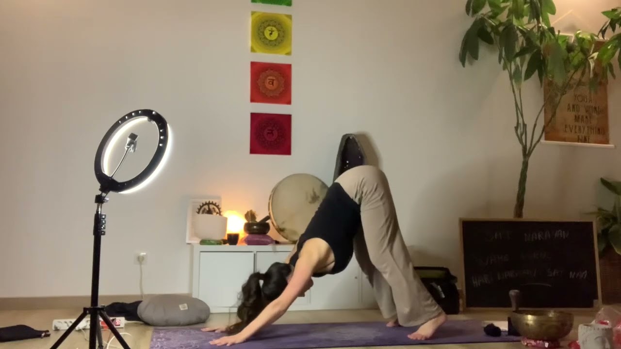 Cours de yoga en ligne : Chandra Namaskar ou salutation à la lune 🌜