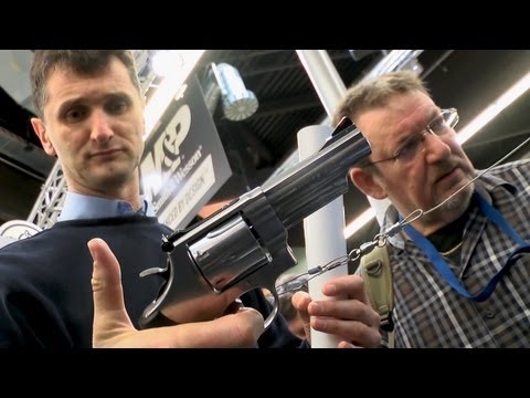 Waffen - http://focus.de/videos - Vom Präzisionsgewehr bis zur Luftdruckpistole haben Hersteller aus Welt ihre Waffen auf einer Messe in Nürnberg präsentiert. Die Bra...