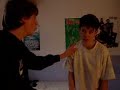 Explication:Eli 鴡it sympa... mais qu'est-ce qu'il parlait vite!!! c'鴡it des fois incrompr騥nsible... Voyez par Vous-mꭥ... Actors : Alban (Eli) Yoann (le canc鲩g讥) Johan (le tapeur)
