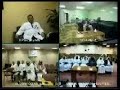 ربط مستشفيات الجوف وجازان والقنفذة وأبها إلكترونياً بتخصصي الرياض * الرياض - أحمد القرني: استكمل مستشفى الملك فيصل التخصصي ومركز الأبحاث بالرياض المرحلة الثانية لبرنامج التعاون الصحي المشترك مع مستشفيات وزارة الصحة، وذلك بتأسيسه أربعة مراكز إقليمية في كل من الجوف، وجازان، والقنفذة، وأبها ليصل عدد المراكز التي جرى تأسيسها في مستشفيات المناطق 11 مركزاًً. ويجري تشغيل المراكز تلك من خلال زيارات الأطباء الاستشاريين للمرضى في مناطقهم وعمل كافة الفحوصات والإجراءات الطبية المطلوبة واللازمة من خلال الملف الإلكتروني، وبواسطة آلية دعم شبكة الطب الاتصالي الفضائي بين هذه المراكز والمستشفى التخصصي واستخدام تقنية الصحة الالكترونية. وأكد الدكتور قاسم القصبي المشرف العام التنفيذي أن هذه المراكز تهدف إلى تقديم خدمة طبية متخصصة لعدد كبير من مرضى مستشفى الملك فيصل التخصصي في أماكن إقامتهم من خلال مستشفياتهم المرجعية مثل المتابعة الدورية واستلام وإرسال العينات المخبرية وإعادة صرف الدواء إضافة إلى ربط هذه المراكز بشبكة الطب الاتصالي لتيسير وتسهيل أخذ الرأي الطبي الثاني عند الحاجة. وأوضح الدكتور القصبي أنه تم تجهيز هذه المراكز بأجهزة الكمبيوتر والأثاث المكتبي وتم تدريب أفراد متخصصين من هذه المستشفيات على أنظمة مستشفى الملك فيصل التخصصي مثل المواعيد (ICIS) ونظام حفظ الأشعة (PACS)، وكذلك نظام إحالة المرضى للمستشفى التخصصي (DIMINO) حيث تسهل هذه الأنظمة التقنية المتطورة المستخدم لها من التعرف على ملف المريض الطبي في المستشفى التخصصي كما لو أنه يتابع فيه. وأضاف أن المراكز زودت في كل منطقة بأرقام هاتفية لتسهيل اتصال المرضى والإجابة عن استفساراتهم إضافة إلى تزويدها برقم هاتفي خاص من مستشفى الملك فيصل التخصصي لتمكين العاملين من الاتصال بهذه المراكز دون تكبدهم تكاليف الاتصال من خلال استخدام نظام (IP PHONE) في الوقت الذي يستطيع الأطباء والعاملون في تلك المستشفيات من الاتصال بجميع التحويلات في المستشفى التخصصي مباشرة بذات الطريقة. من جانبه ذكر الدكتور فهد العريفي مدير خدمات التعاون الصحي في مستشفى الملك فيصل التخصصي بأن لدى المستشفى خططا وأهدافا مستقبلية تقوم على إنشاء مراكز إقليمية في مختلف مناطق المملكة وربطها بالمستشفى التخصصي، مبيناً أن التجربة أثبتت فعاليتها من خلال توفير الراحة للمرضى وعدم تكبدهم مشقة السفر وبعدهم عن ذويهم إضافة إلى الوفرات المالية الضخمة. وبين الدكتور العريفي أن المستشفيات المنخرطة في التعاون أخيراً هي مستشفى النساء والولادة والأطفال في الجوف، ومستشفى القنفذة العام، ومستشفى الملك فهد بجيزان، ومستشفى عسير المركزي في أبها، فيما كانت المستشفيات السبعة السابقة هي مستشفى الملك فهد في المدينة المنورة، ومستشفى الملك فهد في بريدة، ومستشفى الملك عبدالله في بيشة، ومستشفى الملك فهد في الباحة، ومستشفى الملك خالد في نجران، ومستشفى الملك خالد في حائل، ومستشفى القريات العام.