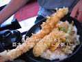 手打ちそばと具だくさんのほうとうが大人気の店だが【天丼】が凄い。長さ30cm以上の海老を始めとする天ぷら類は意外とあっさりといただける。そば処 七福 （そばどころ しちふく） 山梨県甲州市塩山熊野56-30553-33-2114 営業時間：11:00～21:00定休日：月曜日