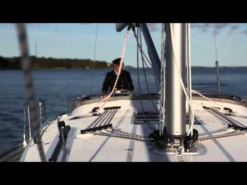 Bavaria - Claes Olivecrona tar på sig uniform och testar Bavaria 40 för Hamnen.se. Gustav Morin filmar och redigerar.