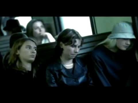 Hombre salva personas entregando a su hijo