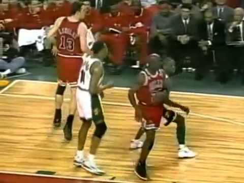 Payton - 那場比賽也是Jordan生涯冠軍賽最低迷的演出,全場19投6中,僅得23分。 可以看出Payton用積極精準著站位讓Jordan想要在好的地方接球都難....