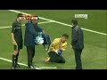 サッカーの試合中、相手監督の指示を堂々と盗み聞く、まさにスパイ行為の映像のサムネイル1