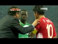 サッカーの試合中、相手監督の指示を堂々と盗み聞く、まさにスパイ行為の映像のサムネイル2