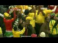 サッカーの試合中、相手監督の指示を堂々と盗み聞く、まさにスパイ行為の映像のサムネイル3