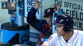 Altuve stays busy in dugout by stacking cups