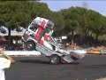 camion haciendo un caballito impresionante