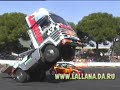 camion haciendo un caballito impresionante