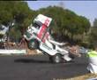 camion haciendo un caballito impresionante