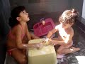 Juju e Bruninha num dia de domingo lavando os brinquedos...